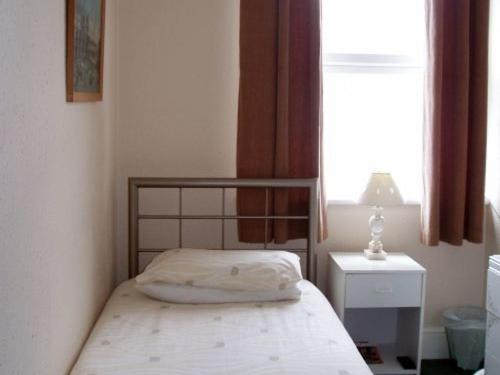 埃克斯茅斯Breken Guest House的一间小卧室,配有床和窗户