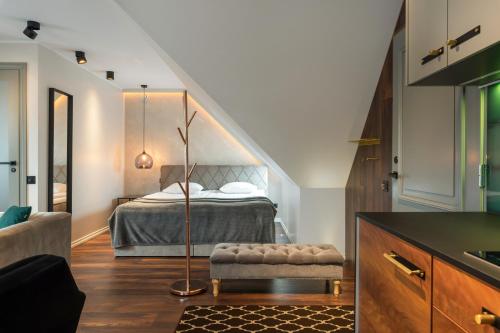 珀尔瓦Põlva Maja apartments - contactless check-in的一间带一张床的卧室,位于带楼梯的房间