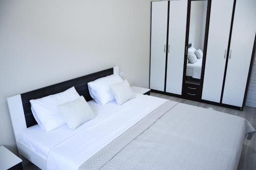 斯塔布鲁克Apartment Light的卧室内的白色床和白色枕头