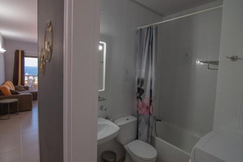 拉雷斯廷加VV Norte y Sur的白色的浴室设有卫生间和淋浴。