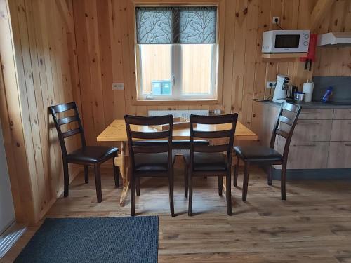 埃基斯蒂尔Greystone summerhouse的一间厨房,内设一张木桌和椅子