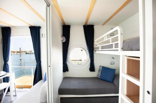 House Boat Rimini Resort客房内的一张或多张床位