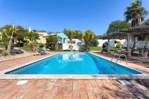 博利凯梅Casa De Mondo的一座带房子的庭院内的大型游泳池