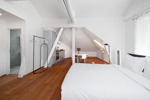 蒙特勒The Studios Montreux - Swiss Hotel Apartments的卧室设有一张白色大床和木地板