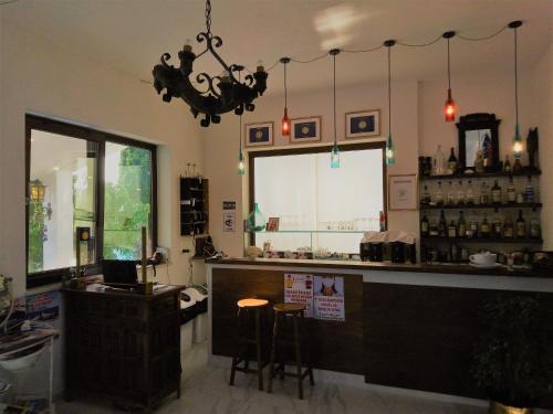 佩斯基奇Vila Sejuda的餐厅设有酒吧,在房间内摆放着凳子
