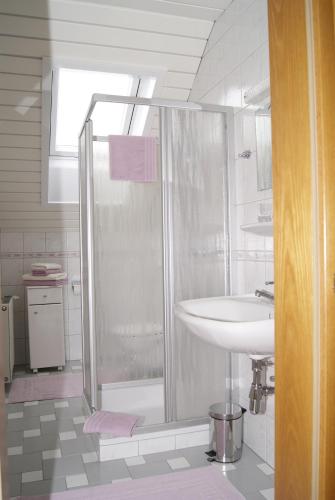克洛派内尔湖Ferienwohnungen Gerti的带淋浴和盥洗盆的浴室