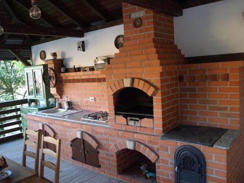 克利默内什蒂Casa Albinuța的厨房配有砖炉