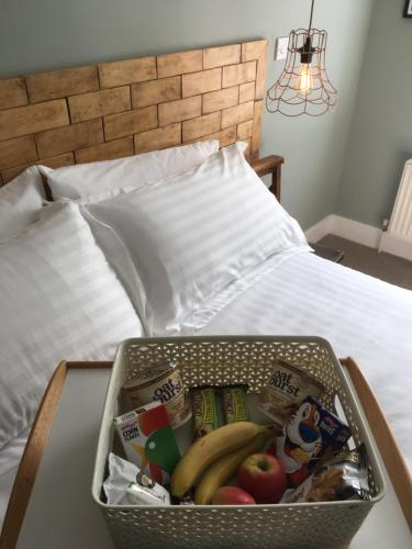 普尔赫利Rooms at Martha Jones的床上一篮子的食物