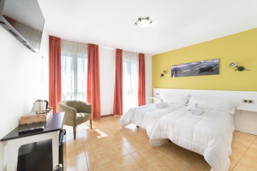圣地亚哥－德孔波斯特拉Stellae Luscofusco的酒店客房设有两张床和一台平面电视。