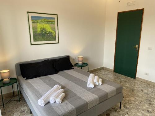 卡塔尼亚Cutapp Guest House的一间卧室配有一张床,上面有两条毛巾