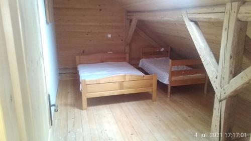 PlaninaHoliday home Polsak的小型阁楼间配有1张床和1张双层床。