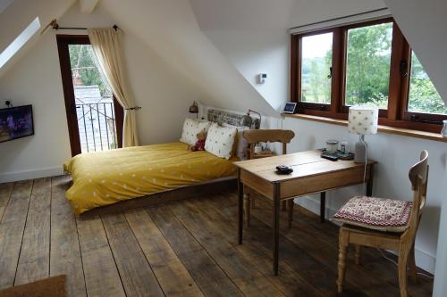 SemleyThe Roost的卧室配有一张床、一张书桌和窗户。