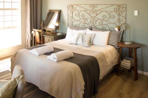 梅尔克博斯特兰Dreamy Beach Room的一间卧室配有一张大床和两个枕头