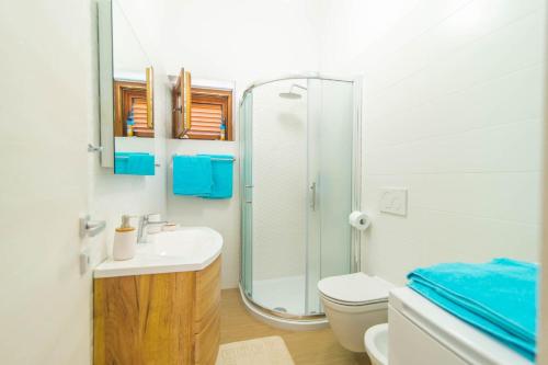 瓦布里加Apartment Vabriga的带淋浴、盥洗盆和卫生间的浴室