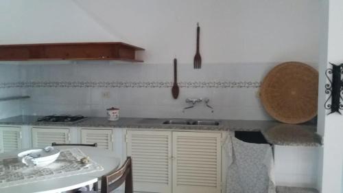 卡洛福泰Country House La Caletta Carloforte的厨房配有水槽和台面