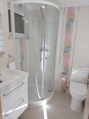 波尔蒂芒CASA BIA的带淋浴和卫生间的白色浴室