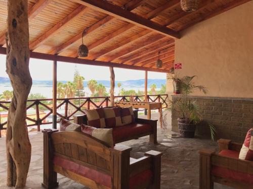 柔蔲科派克Hotel Spa el Gran Coral By Rotamundos的带沙发和大窗户的客厅
