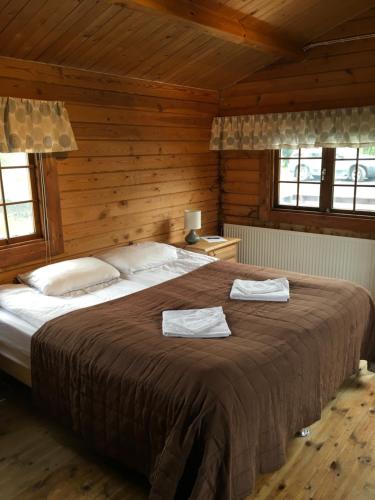 雷克霍特Heidi Cabin的一间卧室配有一张大床和两条毛巾