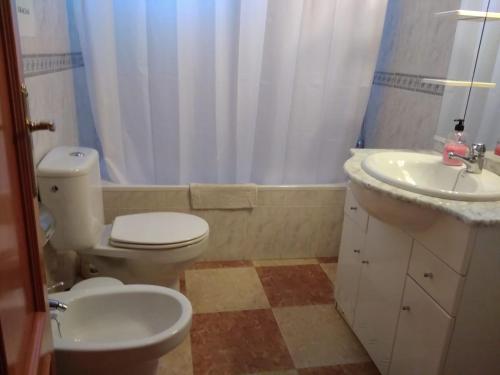 莫哈卡尔ZD科尔蒂霍度假屋的一间带卫生间和水槽的浴室