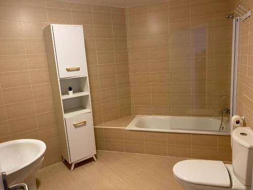 阿尔梅利马Apartamento Aguamarina的带浴缸、卫生间和盥洗盆的浴室