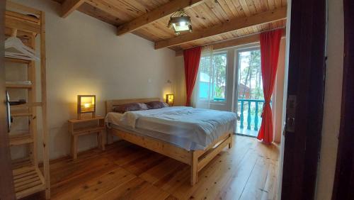 格里戈莱蒂Villa Villekulla的一间卧室设有一张床和一个大窗户