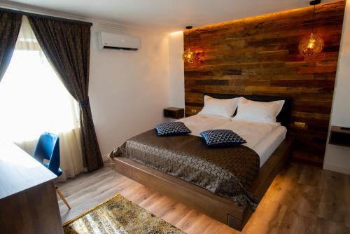 LupeniKotyogó Panzió的一间卧室配有一张木墙床