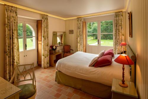 Bourron-Marlotte宝隆城堡酒店的酒店客房设有床和窗户。