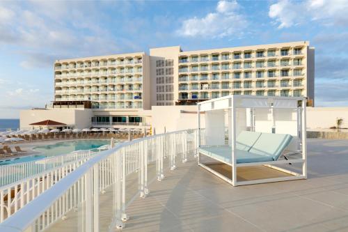 阿雷纳尔登卡斯特尔Palladium Hotel Menorca的一张位于酒店阳台的椅子