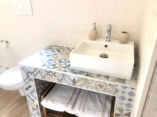 乌真托梅塞皮亚住宿加早餐旅馆的一间带水槽和卫生间的浴室