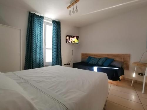 蒙多维Albergo della Posta的一间卧室配有一张床、一张沙发和一个窗口