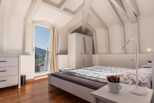 阿科Appartamento Villa Principessa的白色的卧室设有床和窗户