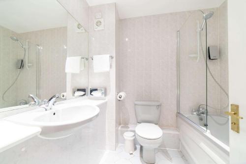 力推考文垂品质酒店的一间浴室
