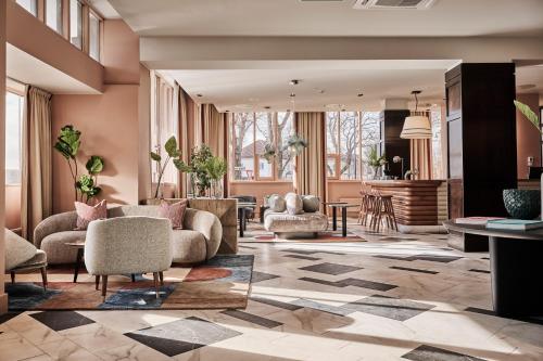 滕斯贝格Hotel Klubben的带沙发和椅子的大堂以及客厅。
