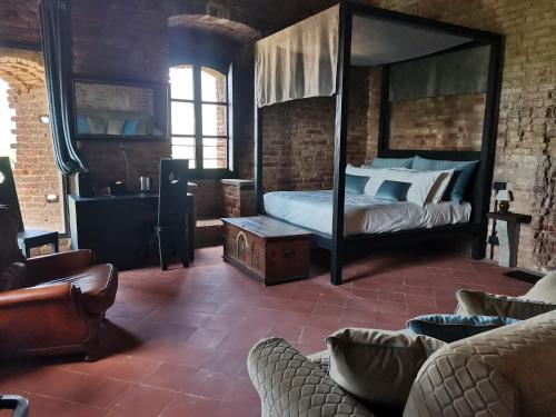ArignanoRocca di Arignano的一间卧室配有天蓬床和沙发