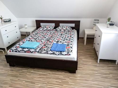 斯莫尔德兹斯基拉斯Holiday Home Zakątek Ventus II by Interhome的一间卧室配有一张床和两个白色橱柜。