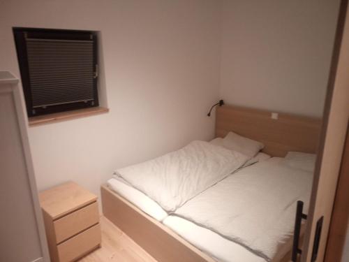 茨韦特尔Tiny House FAMILY Ruheoase的一间小卧室,配有白色的床和窗户