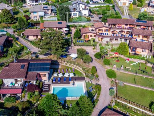 勒威诺Holiday Home Residenza Agrifoglio-11 by Interhome的享有带游泳池的房屋的空中景致