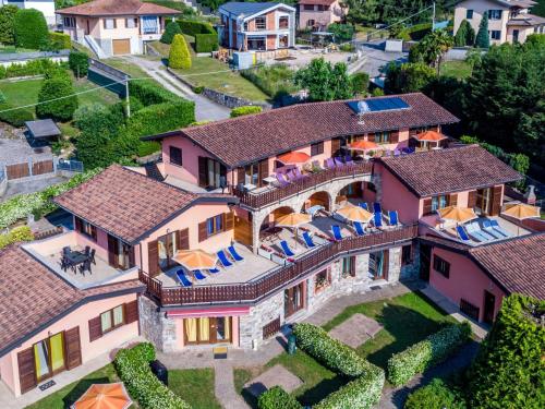 勒威诺Holiday Home Residenza Agrifoglio-11 by Interhome的房屋的空中景致