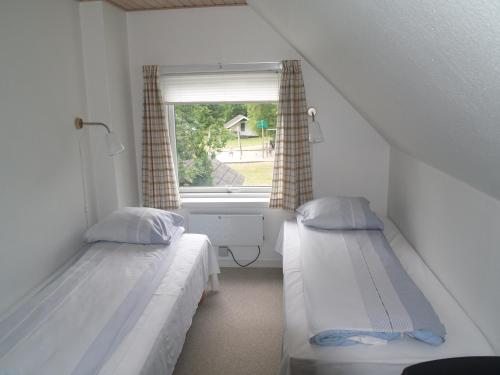吉弗Riis Feriepark的小房间设有两张床和窗户