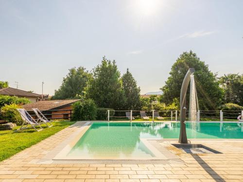 勒威诺Holiday Home Residenza Agrifoglio-3 by Interhome的庭院中一个带喷泉的游泳池