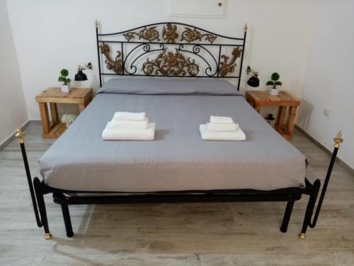 卡斯特里尼亚诺德尔卡波I Nidi di Colombo的一间卧室配有一张床,上面有两条毛巾