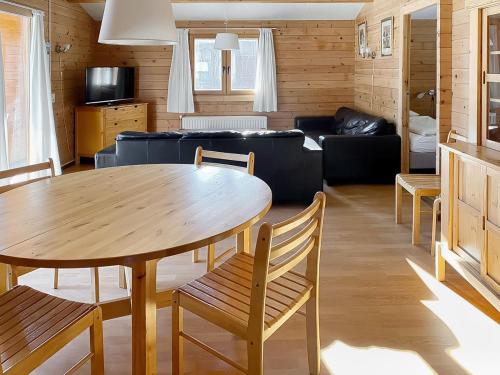 斯欣费尔德Holiday Home De Brenkberg-1的客厅配有桌子和沙发
