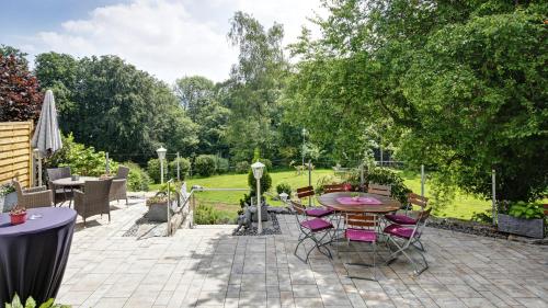 DonzdorfLandhaus am Rehwald的花园内带桌椅的庭院