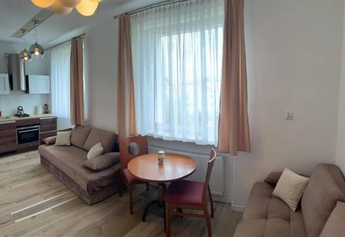 格丁尼亚Gdynia99的客厅配有沙发和桌子
