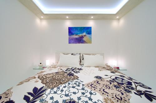 克尔克Casa Aurelia - Mali Tone的卧室配有一张床,墙上挂有绘画作品