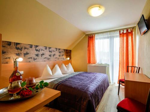 新里斯拉Ubytovanie pod Tatrami的酒店客房,配有一张床和一张桌子,还有一碗水果
