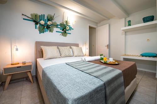 瓦西里科斯Tortuga Dafni Bay Villas Diver's Paradise的一间卧室配有一张大床和一张桌子