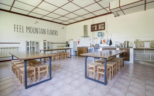 洛里加Loriga Hostel - Feel Nature的带桌椅的厨房