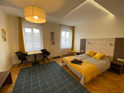 布达佩斯Frank & Fang Apartments MK1的一间卧室配有一张床和一张书桌