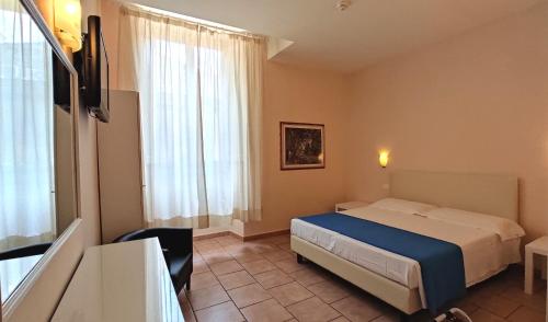 佛罗伦萨里塔梅耶酒店的酒店客房设有床和窗户。